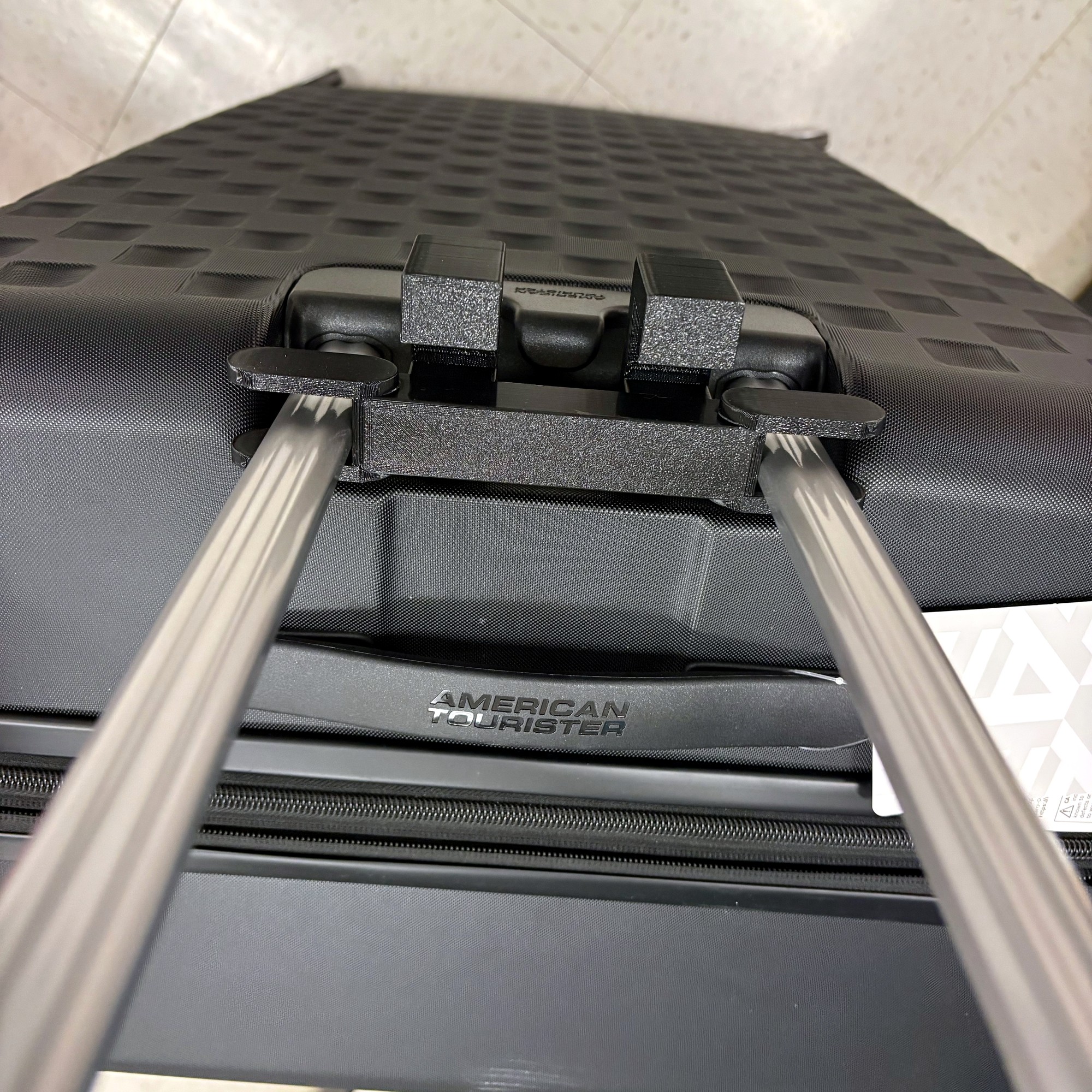 RAILTOTE on black American Tourister